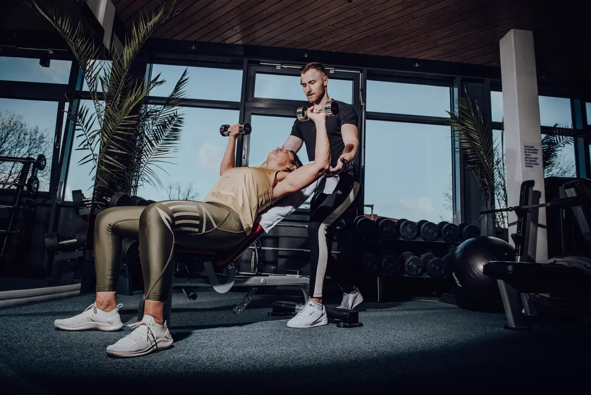 Personal Training an der Hantelbank im Slin's Fitness